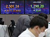 Electronic display boards at Hana Bank in central Seoul show Kospi reaching above 2,500 points and the won-dollar exchange rate reaching below 1,300 won on Thursday. [YONHAP]
