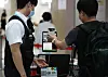 A visitor scans a QR code with his mobile phone Sunday to enter Seoul National University Hospital in Jongno District, central Seoul. The hospital is now requiring all visitors to use a digitalized entry log system to keep track of possible coronavirus infections. [YONHAP]