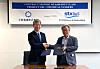 STX Offshore & Shipbuilding CEO Jang Yoon-keun, left, and Woolim Shipping President Choi Jong-seok, shake hands after signing a contract for tankers. [STX OFFSHORE & SHIPBUILDING]