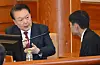 President Yoon Suk Yeol, left, speaks with his attorney during his impeachment trial hearing at the Constitutional Court in Jongno District, central Seoul, on Jan. 23. [JOINT PRESS CORPS]