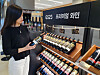 A customer examines the wine shelf at the GS25 convenience store in the Parnas Mall branch. [GS RETAIL]