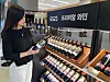 A customer examines the wine shelf at the GS25 convenience store in the Parnas Mall branch. [GS RETAIL]