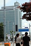 Employees wear masks inside Samsung Electronics' Suwon Campus on Thursday. A day earlier, a woman in her 50s in charge of cleaning a research lab building on the campus was confirmed to have Covid-19. In response, Samsung Electronics closed down the building where she worked and made 1,200 employees work from home. [YONHAP]