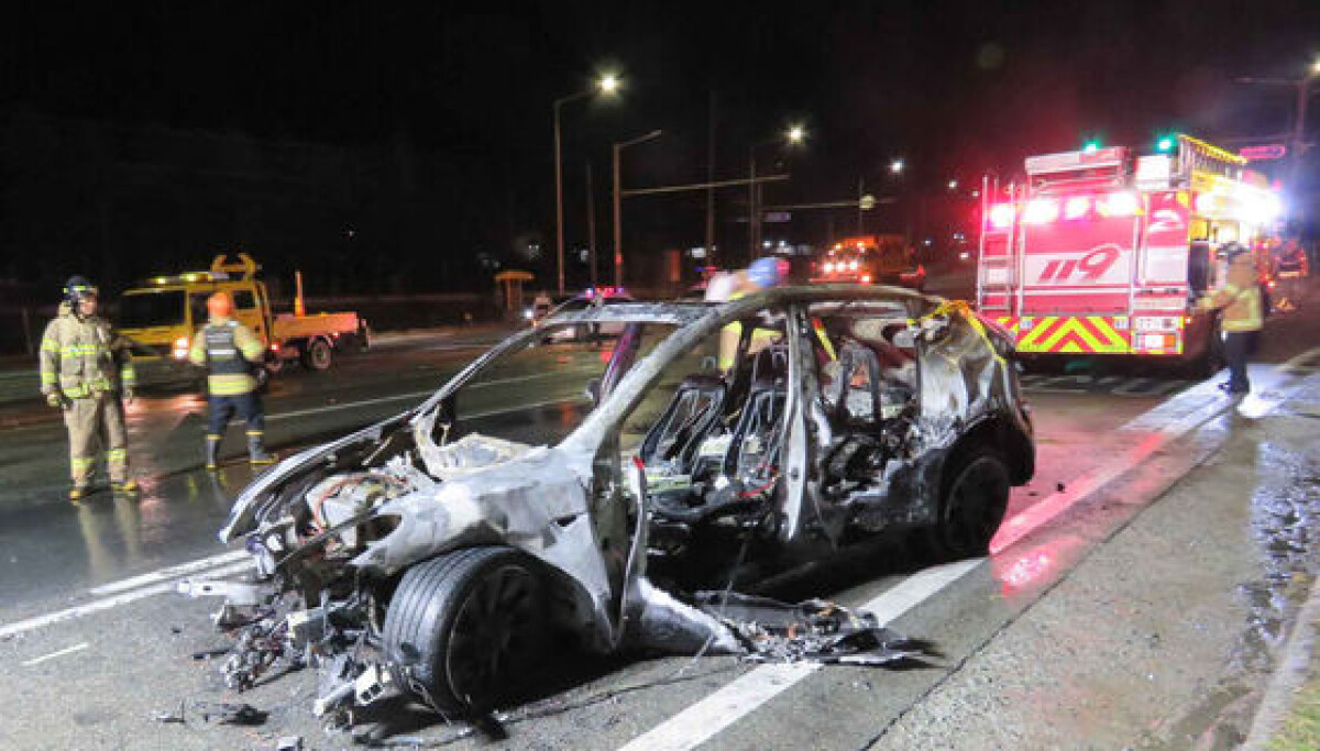 Exploding Tesla Gif Tesla explodes moments after driver pulled from burning EV
