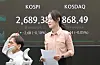 A screen in Hana Bank's trading room in central Seoul shows the stock market prices as it opens on Thursday. [YONHAP]