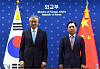 Special Representative of the Chinese Government on Korean Peninsula Affairs Liu Xiaoming, left, meets with Special Representative for Korean Peninsula Peace and Security Affairs of the Korean Ministry of Foreign Affairs Noh Kyu-duk, right, at the Government Complex in central Seoul on May 3. [NEWS1]