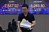 Screens in Hana Bank's trading room in central Seoul show stock and foreign exchange markets close on Tuesday. [YONHAP]
