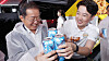 Former People Power Party (PPP) chief Lee Jun-seok, right, and Daegu Mayor Hong Joon-pyo attend the opening ceremony of a chicken and beer festival in Daegu on Aug. 30. The PPP restored their party memberships Thursday as a part of its innovation committee’s efforts to integrate the party. [YONHAP]