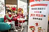 The Charlotte volunteers, a group of Lotte employees, make scarves for children from lower-income households at Lotte World in Songpa District, southern Seoul, on Wednesday. The profit from sales of knitting kits will be used to help with heating costs for the households, and the scarves will be donated to the children via the Salvation Army. [LOTTE WORLD]