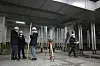 Engineers inspect a building in Madu-dong in Goyang, Gyeonggi, on Monday after one of its basement columns was damaged on Dec. 31. [GOYANG CITY GOVERNMENT]