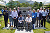 Australian veterans of the 1950-53 Korean War and Australian Minister of Veterans' Affairs and Defense Personnel Matt Keogh, fourth from left, mark the 70th anniversary of the end of the war last Thursday by paying tribute to the veterans interred at the UN Memorial Cemetery in Korea in Busan. [EMBASSY OF AUSTRALIA IN KOREA]