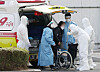 Medical staff transfer a patient at Seoul Medical Center in Jungnang District, eastern Seoul on Monday. To free up intensive care beds, from Monday, the government made Covid-19 patients whose symptoms have improved move out of I.C.U.s earlier. [NEWS1]