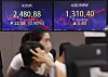 A screen in Hana Bank's trading room in central Seoul shows the Kospi closing at 2,480.88 points on Wednesday, down 22.58 points, or 0.90 percent, from the previous trading day. [YONHAP]