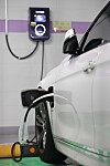 A parked car charges at a charging station in Seoul on Tuesday. The Ministry of Environment announced on the same day that electric cars priced below 85 million won ($63,988) will be eligible to receive governmental subsidies. Cars under 55 million won will receive the greatest subsidies of up to 6.5 million won. [YONHAP]