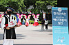 Visitors to Korean Folk Village look at performance in Yongin, Gyeonggi on June 9. Yongin city government gives 40 percent discounts on tickets to Korean Folk Village for Yongin residents who have vaccinated. [YONHAP]