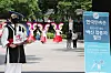 Visitors to Korean Folk Village look at performance in Yongin, Gyeonggi on June 9. Yongin city government gives 40 percent discounts on tickets to Korean Folk Village for Yongin residents who have vaccinated. [YONHAP]
