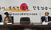 Ahn Cheol-soo, chairman of President-elect Yoon Suk-yeol’s transition team, is missing from a meeting of the special committee on Covid-19 response held at their office in Samcheong-dong, central Seoul, Thursday. Ahn canceled all public activities that day. [JOINT PRESS CORPS]