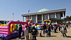 Children visitors have fun on hot-air balloon bounce houses installed in front of the National Assembly building in Yeouido, western Seoul on Sunday. The National Assembly opened its compound to the public on Sunday to let citizens enjoy the cityscape and make fond springtime memories with the Yeouido Spring Flower Festival. [NEWS1]