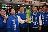 Democratic Party leader Lee Jae-myung poses with a green onion at a traditional market in Songpa District, southern Seoul, on Sunday. [NEWS1]