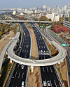 Cars on Tuesday use a ramp connecting Olympic Bridge with Olympic Highway in southern Seoul. Seoul's city government opened the new overpass on Monday.  [NEWS1]