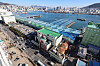 Pictured is an overhead view of the Busan Cooperative Fish Market in the city's Seo District. The market, which handles more than 3,200 tons of fish daily, announced Monday that it had begun modernization work for the first time in 60 years, a process that will involve demolishing old oil tanks next to the annex. [YONHAP]