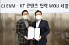 CJ ENM CEO Kang Ho-sung, left, poses with Yoon Kyung-lim, head of the group transformation division at KT on Monday. [KT]