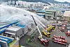 Firefighters conduct a fire extinguishing drill at a battery factory in Sasang District, Busan, on Thursday afternoon. [YONHAP]