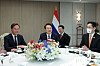 President Yoon Suk-yeol, center, and Dutch Prime Minister Mark Rutte, left, talk with the heads of semiconductor makers, including Samsung Electronics Chairman Lee Jae-yong, right, at a teatime at the presidential office in Seoul on Nov. 17. [YONHAP]