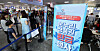 Visitors who purchased fish at the Noryangjin Fish Market in southern Seoul line up to receive Onnuri vouchers on Sunday. The government is providing gift coupons to encourage spending in fish markets. The offer will run until the end of this year. During this period, those who spent more than 34,000 won ($25.80) on fish will receive a 10,000 won gift coupon, and those who purchase 67,000 won will receive a 20,000 won gift coupon. [NEWS1]