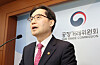 Korea Fair Trade Commission Chairperson Han Ki-jeong speaks in a press conference held at the government complex in Sejong last April. [YONHAP]