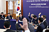 President Lee Jae Myung, center, takes questions during a roundtable with foreign-invested companies at the Blue House in central Seoul on Jan. 28. [JOINT PRESS CORPS]
