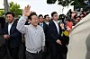 Democratic Party presidential candidate Lee Jae-myung waves to supporters outside a venue in Jeonju, North Jeolla, after a campaign event on May 7. [YONHAP]