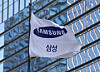 A flag with the Samsung Electronics waves in front of the company's office building in Seocho District, southern Seoul, on Jan. 29. [NEWS1]
