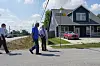Neighbor George Skinner, center, talks with police investigators outside a home in Houston, Texas, near the location where 11-year-old Julian Guzman was shot and killed during a doorbell prank, according to police, on Sept. 2. [AP/YONHAP]