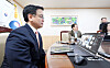 Finance Minister Choi Sang-mok speaks with Australian Treasurer Jim Chalmers in a video call at the Government Complex Seoul in central Seoul on April 11. [NEWS1]