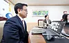 Finance Minister Choi Sang-mok speaks with Australian Treasurer Jim Chalmers in a video call at the Government Complex Seoul in central Seoul on April 11. [NEWS1]
