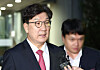 Rep. Kweon Seong-dong of the People Power Party moves after a court hearing on his potential arrest at the Seoul Central District Court in southern Seoul on Sept. 16. [YONHAP]