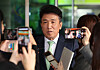 Hana Financial Group CEO Ham Young-joo leaves the Seoul Western District Court in Mapo District, western Seoul, after his appeal trial, where he was sentenced to six months in prison, two years of probation and a fine of 3 million won on charges of interfering with business and violating the Equal Employment Opportunity Act. [YONHAP]