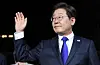 Lee Jae-myung of the liberal Democratic Party (DP) waves to his supporters as he arrives at the DP headquarters in Yeouido, western Seoul, in the early hours of June 4. [KIM SEONG-RYONG]