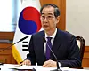 Acting President and Prime Minister Han Duck-soo speaks at a public safety meeting at the government complex in Jongno District, central Seoul, on April 2. [YONHAP]