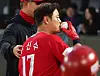 SSG Landers' Choo Shin-soo kisses a baseball after the end of the inning that earned him his 2,000th career hit at Sajik Baseball Stadium in Busan on Wednesday. [YONHAP]