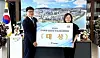 Yongsan District Mayor Park Hee-young, right, and Kim Jin-bae, head of the district's safety and disaster management division, pose for a photo after receiving an award for safety management at a local festival from Seoul Metropolitan Government on Aug. 22. [YONHAP]