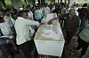 Relatives perform rituals during the funeral of Ranvirsinh Chavda and his wife Chetnaba Chavda, both victims of the Air India plane crash, at a crematorium in Ahmedabad, India on June 18. [AP/YONHAP]