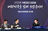 President Lee Jae Myung listens to remarks by Kim Kyung-soo, chair of the Local Development Committee, at a briefing of the committee held at the presidential office in Yongsan, Seoul, on Dec. 8. [JOINT PRESS CORPS]