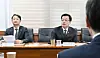 Minister of Trade, Industry and Energy Ahn Duk-geun, left, and Deputy Prime Minister and Finance Minister Choi Sang-mok at the Government Complex in central Seoul on March 13 [MINISTRY OF ECONOMY AND FINANCE]