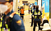 Police officers dispatched to AK Plaza shopping mall in Bundang District, Seongnam, Gyeonggi, on Aug. 3, where the random knifing attack claimed the life of one woman and injured at least a dozen people. One of the injured victim was hospitalized and succumbed to her injuries later in August. [YONHAP]