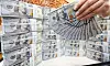 An employee sorts dollar bills at Hana Bank’s Counterfeit Response Center in central Seoul on Nov. 26. [NEWS1]