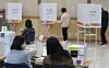 Voters participate in early voting at Nam District Office in Busan for the April 2 by-elections to select their new education superintendent on March 28. [YONHAP]