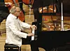 Austrian pianist Alfred Brendel performs with the Royal Concertgebouw Orchestra at the Lucerne Festival in Lucerne, Switzerland, on Sept. 5, 2006. [AP/YONHAP]