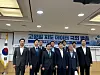 Liberal Democratic Party lawmakers, professors and debate panelists take a commemorative photograph at the National Assembly in western Seoul on May 8. [LEE SOO-JUNG]